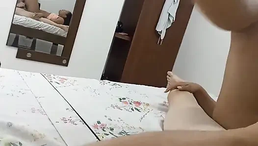 Meine heiße 18-jährige stiefschwester aus new york kommt in mein bett, wenn ich fernsehen