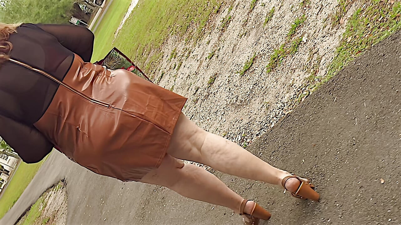 Nastavi buljiti u moju veliku debelu bijelu sočnu guzicu, debele noge i bedra dok ne počneš stenjati i svršavati