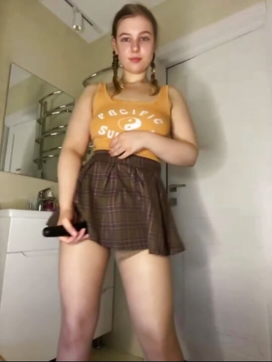 Jusielussie, fille pulpeuse, se fait baiser brutalement dans la salle de bain