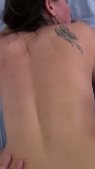 Büyük Kalçalı Ally Breelsen İnler ve Porno Dan Islak Amını Döverken Boşalır! | Bölüm 2