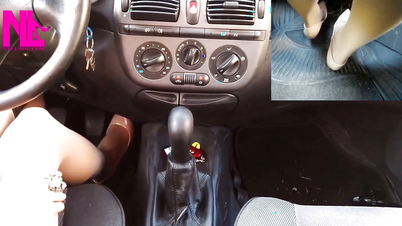 De conducere senzuală în nud Gianvito Rossi's Pumpsi și labă my car's Gear