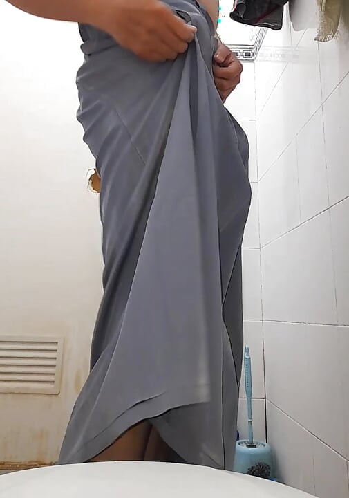 Crossdressing u sivoj suknji školske devojke (rok abu sma)