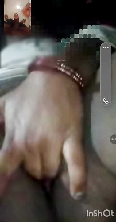 Sexo por videollamada con una bhabhi india gordita, coño completamente abierto