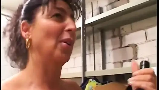 Oma fickt jüngeren mann