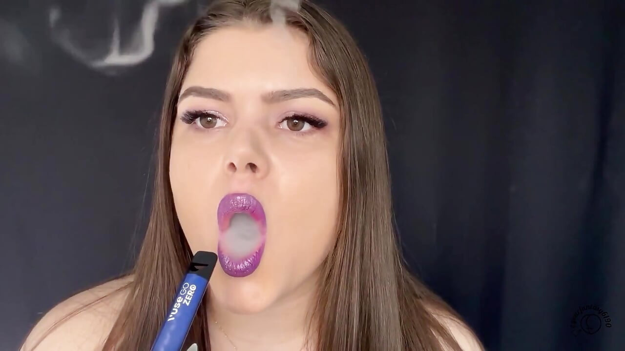Lila rúzzsal cigarettázás közelről