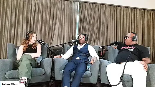 Yetişkin şovmenler katie kush, jamie knox ve mrflourish podcast'i asherclantv ile kanepede konuşuyor