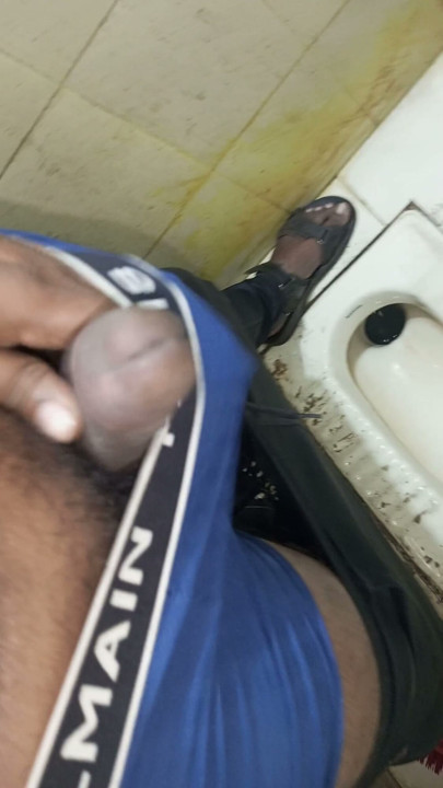 Desi-Dorf-Junge wichst im Badezimmer zu Hause | Clip 2