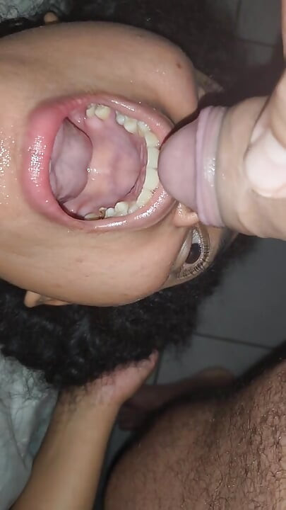 Mi pequeña perra merece correrse teniendo una polla en el culo y en su garganta