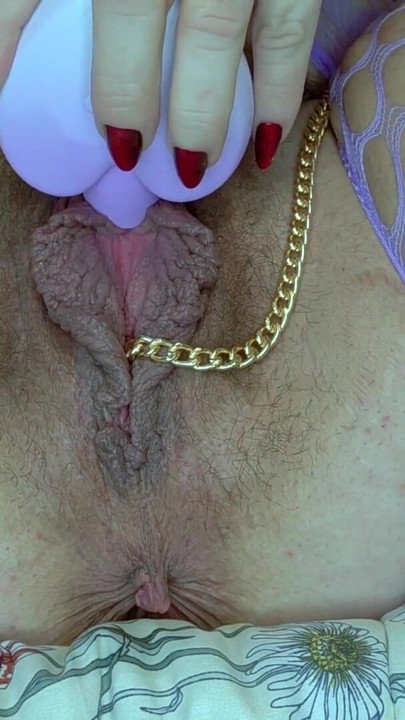 Силиконовое яйцо на золотой цепи глубоко в моей волосатой киске - вытягивание золотой цепи + оргазм сосалки клитора | Клип 2