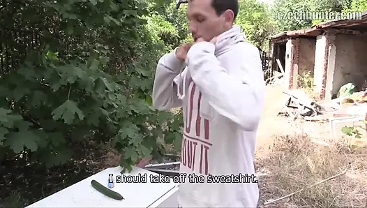 Çek avcısı açık havada sakso için meteliksiz barmen 'ca'sh'ı teklif ediyor