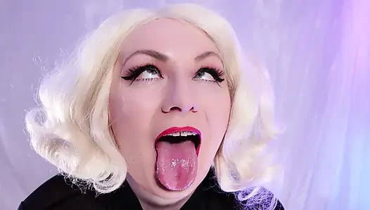 Einen Dildo in Latexhandschuhen lutschen, sperma im gesicht!