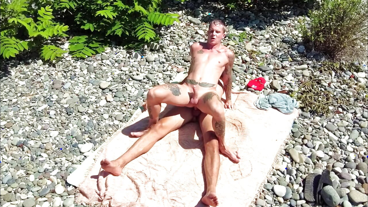Gajos excitados a foder na praia da cidade - um gajo goza várias vezes na boca de um twink.