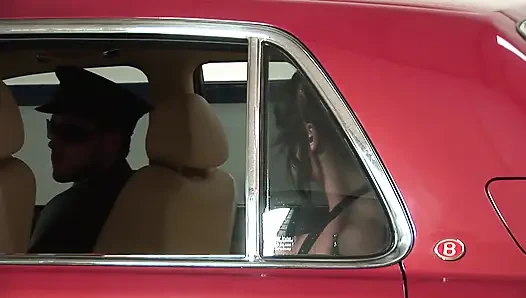 Kedua lubang tante sange ini dientot habis-habisan di dalam mobil