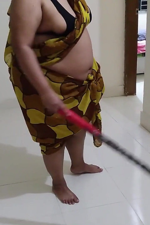 Wanita cantik 45 tahun ngentot memeknya setiap hari sambil menyapu rumahku