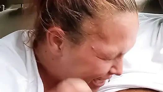 Sokak fahişesi arabada oral seks yapıyor. Ağıza boşalma