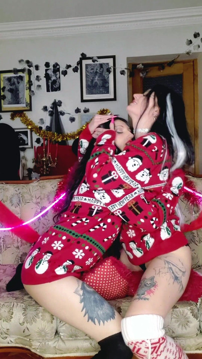 Domina Nika ve DarkspaceSolar amcıklarını yastığa ovuyor, yastık yerine yüzünüzü hayal edin