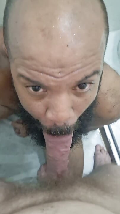 Chupando la verga gruesa y con la cabeza grande, llena de leche en el motel.