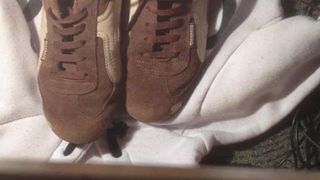 Klaarkomen op sneakers (oude havenarbeiders)