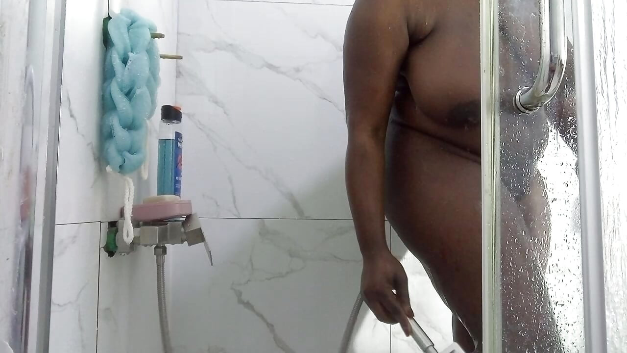 Er sah mich beim Baden und kam, um mir Gesellschaft zu leisten und mir seinen großen Schwanz reinzustecken.