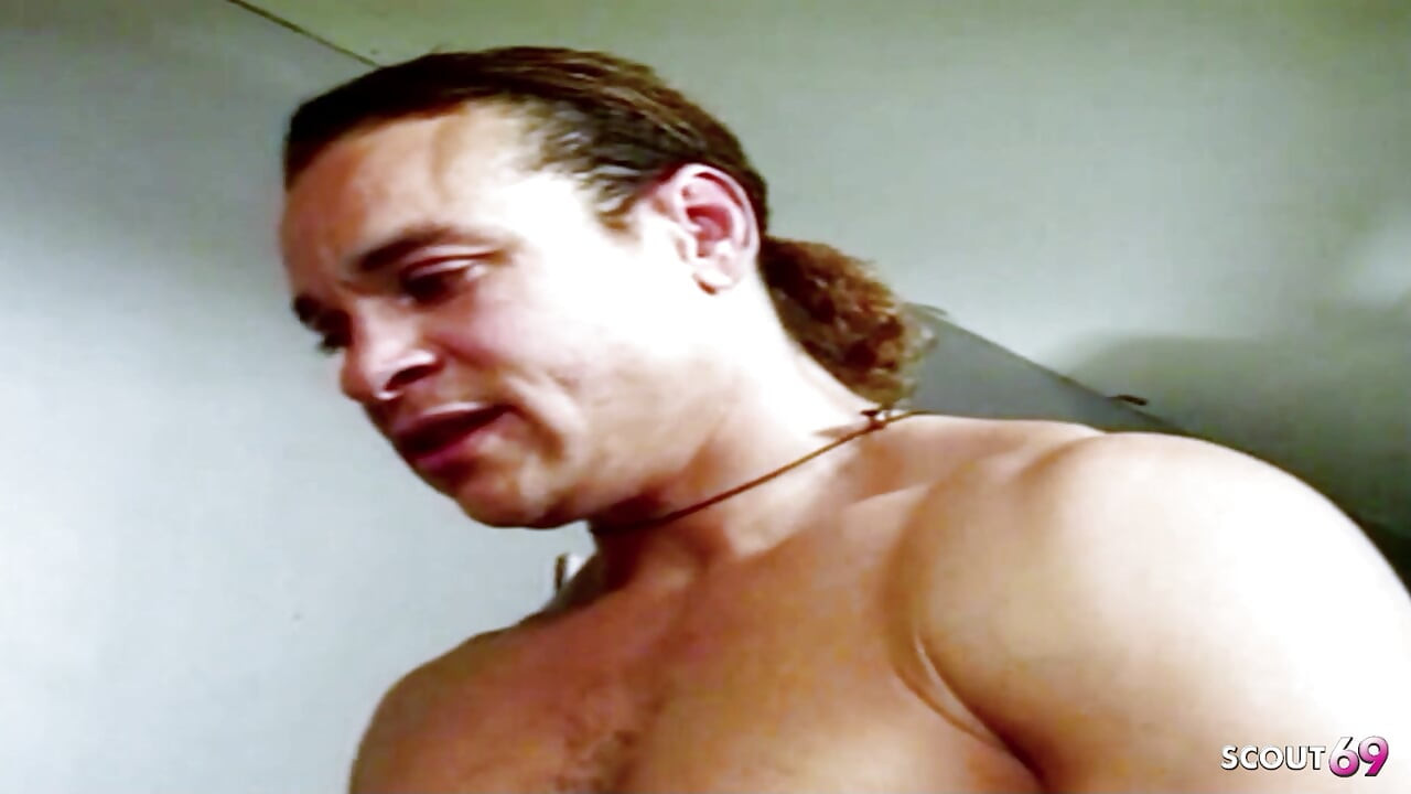 Старша латина транссексуал трахається в анал молодими м'язистими хлопцями