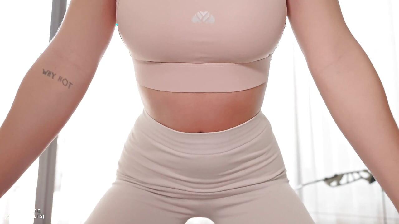 Entrenador De Yoga Caliente Chupó Mi Polla Hasta Que Mi Esposa Nos Atrapó