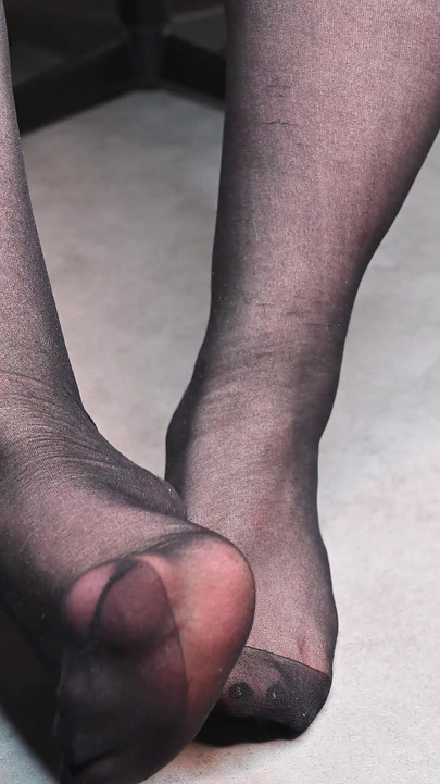 Asmr Nylons ถูเท้าอย่างผ่อนคลายและเงี่ยนในเวลาเดียวกันเท้าไนลอนหยอกล้อใน 4k