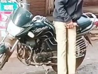Indischer Mann, der Upr-Penis in der offenen Straße pumpt