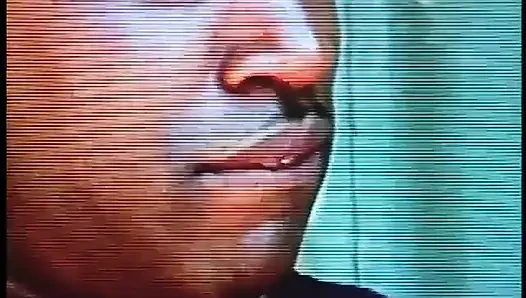 Diş teli takan zenci genç kız tıraşlı amını emdiriyor ve siktiriyor ve sonra yüzüne boşaltıyor
