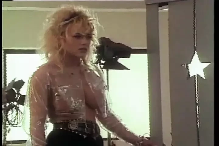 Büyükanne film setinde kız tarafından moped alır