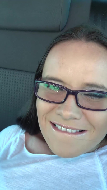 Wendy Moon वैन में हस्तमैथुन करती है और दोस्त को चोदने और उसकी चूत में वीर्य निकालने के लिए मनाती है