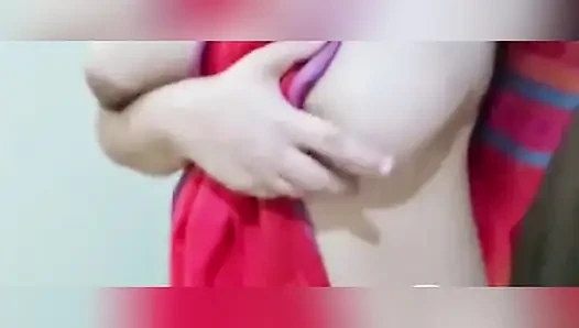 Sari ile göğüslerini gösteriyor