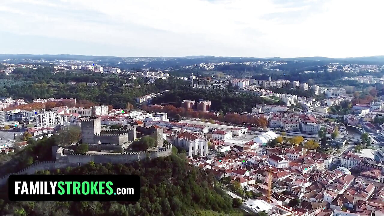 Religiosa madrasta Kit Mercer convida enteada Allie Nicole para uma lição de obediência à meia-noite