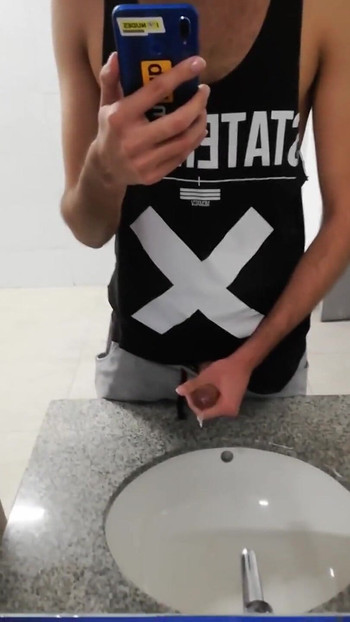 在不同的浴室里撸管直到我射精