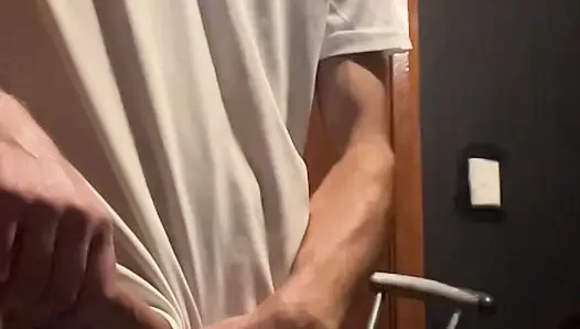 Mike okşuyor
