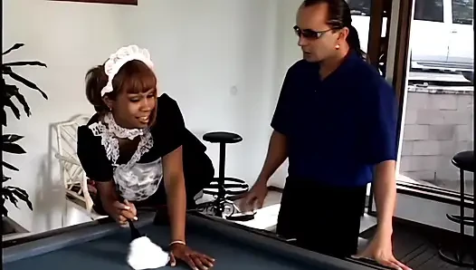 Pejantan hitam mendominasi pembantu nakal kulit hitam dengan keras