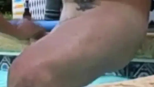 Sesi solo brandon di pinggir kolam renang