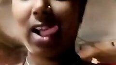 Tamil hete tante toont haar hete lichaam in een imo -videogesprek