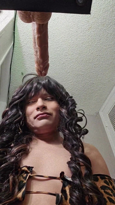 femboy bawi się dildem | Klip 1