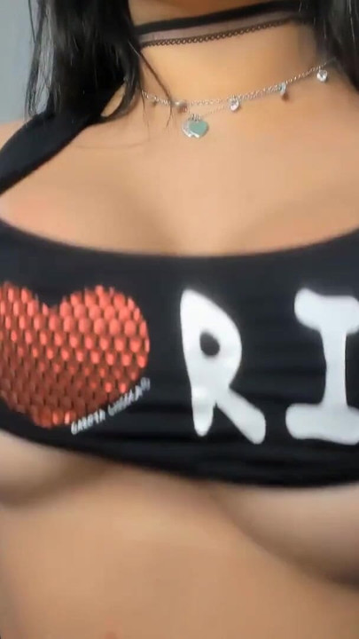 Zapanjujući trenutak od "seksi latina velikih sisa iz brazila pokušava da zadirkuje grudnjake velikih sisa"