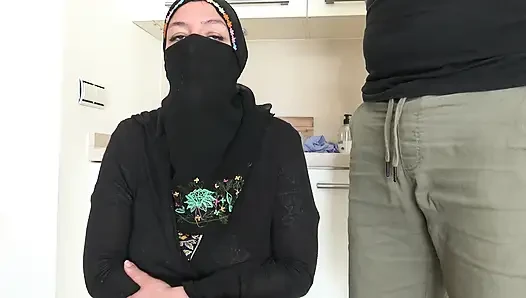 A young Algerian woman shoots her first pornographic film in Marseille because she needs money to pay her rent.