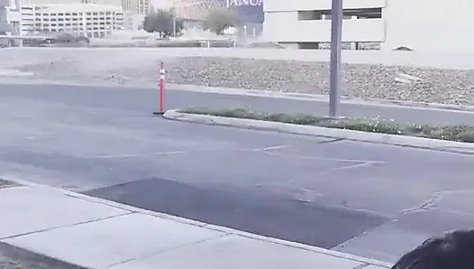 Dildo emiyor ve anal fışkırtarak sikişiyor