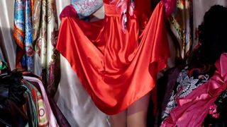 Crossdresser 娘娘腔闪亮的红色缎面连衣裙和精液