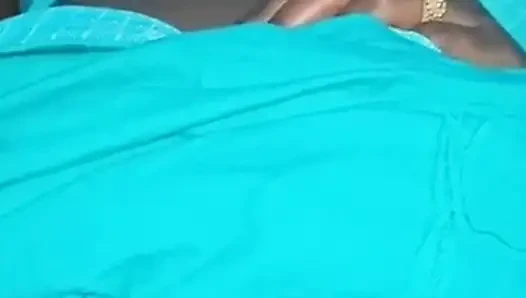 Bibi setuju untuk berhubungan seks denganku untuk pertama kalinya.