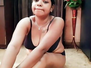 Indische huisvrouw sexy show 18