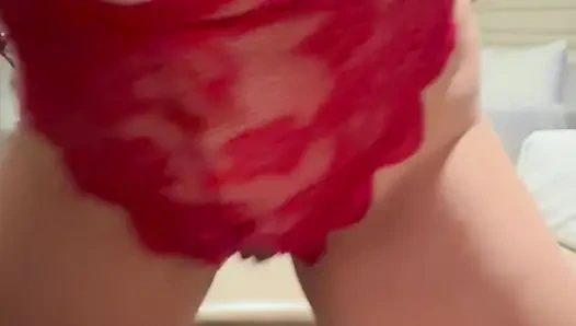 Милфа с большими натуральными сиськами устраивает шоу