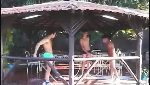 Üç latin aşık açık havada üç şehvetli sürtükle sert sikişiyor