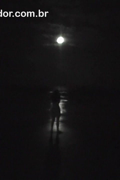 Video en primer plano amateur muestra espectacular morena medio desnuda en la playa con noche de luna llena