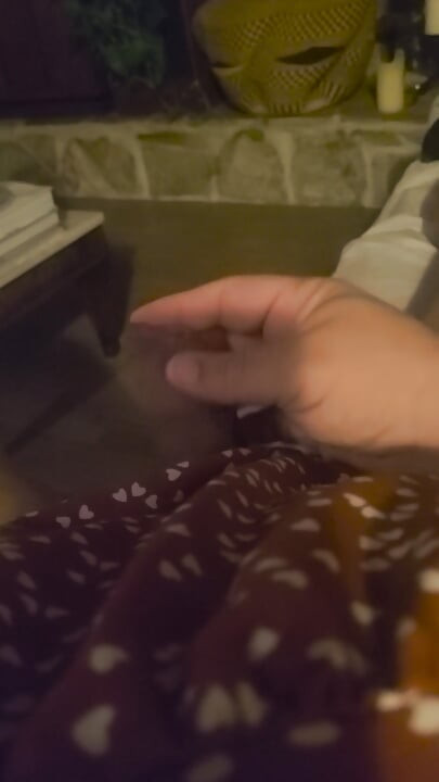 सोफे पर ऊब गई