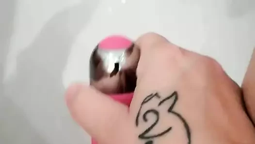 Mature MILF Kitty Queen in the bath with her vibrator - Homemade real BBW PAWG masturbation to real orgasm