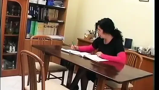 Doğal memeli ve siyah çoraplı olgun sürtük derinden sikişiyor